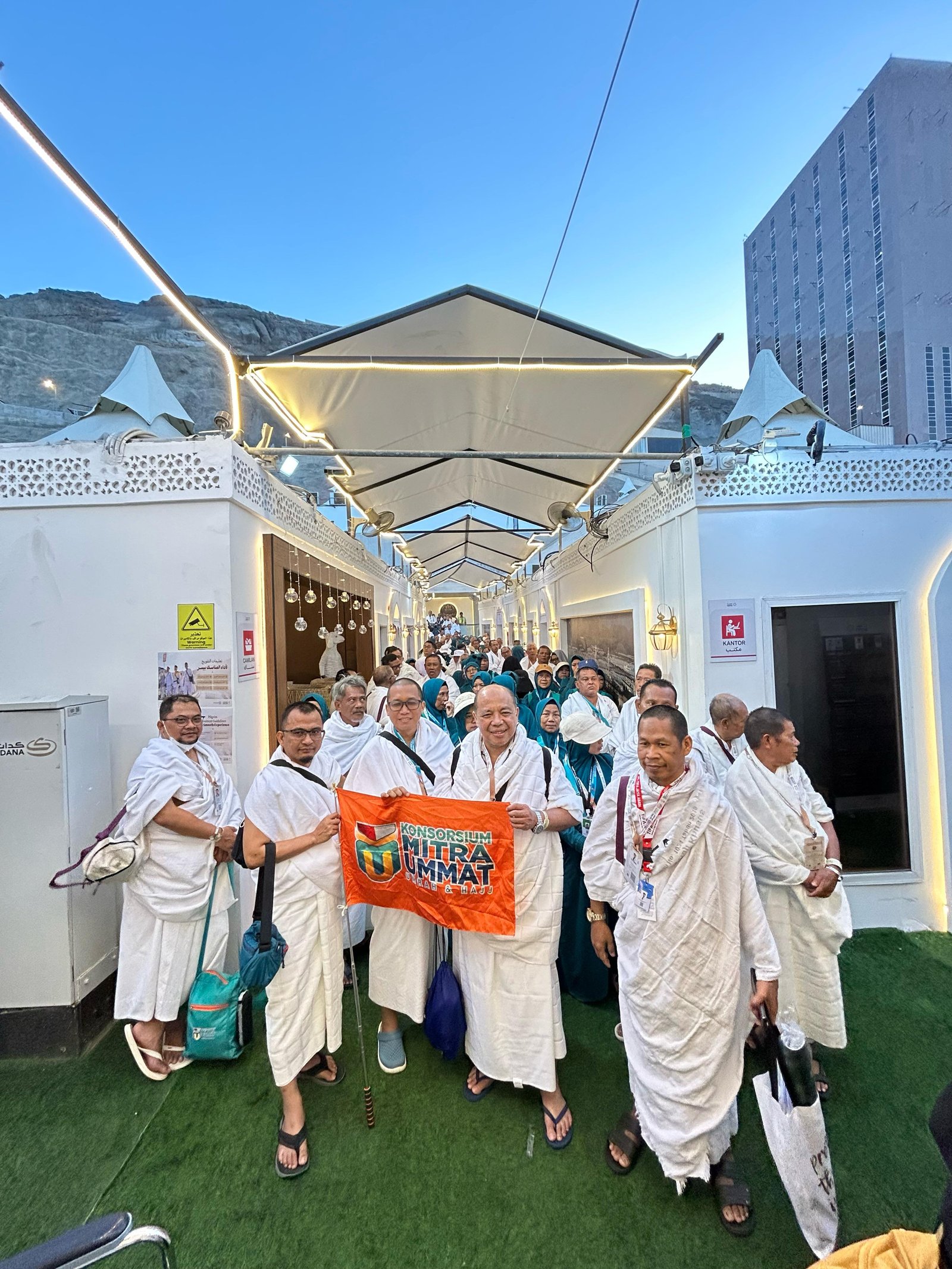 Jemaah Medina Mitra Wisata di Depan Ka'bah Makkah