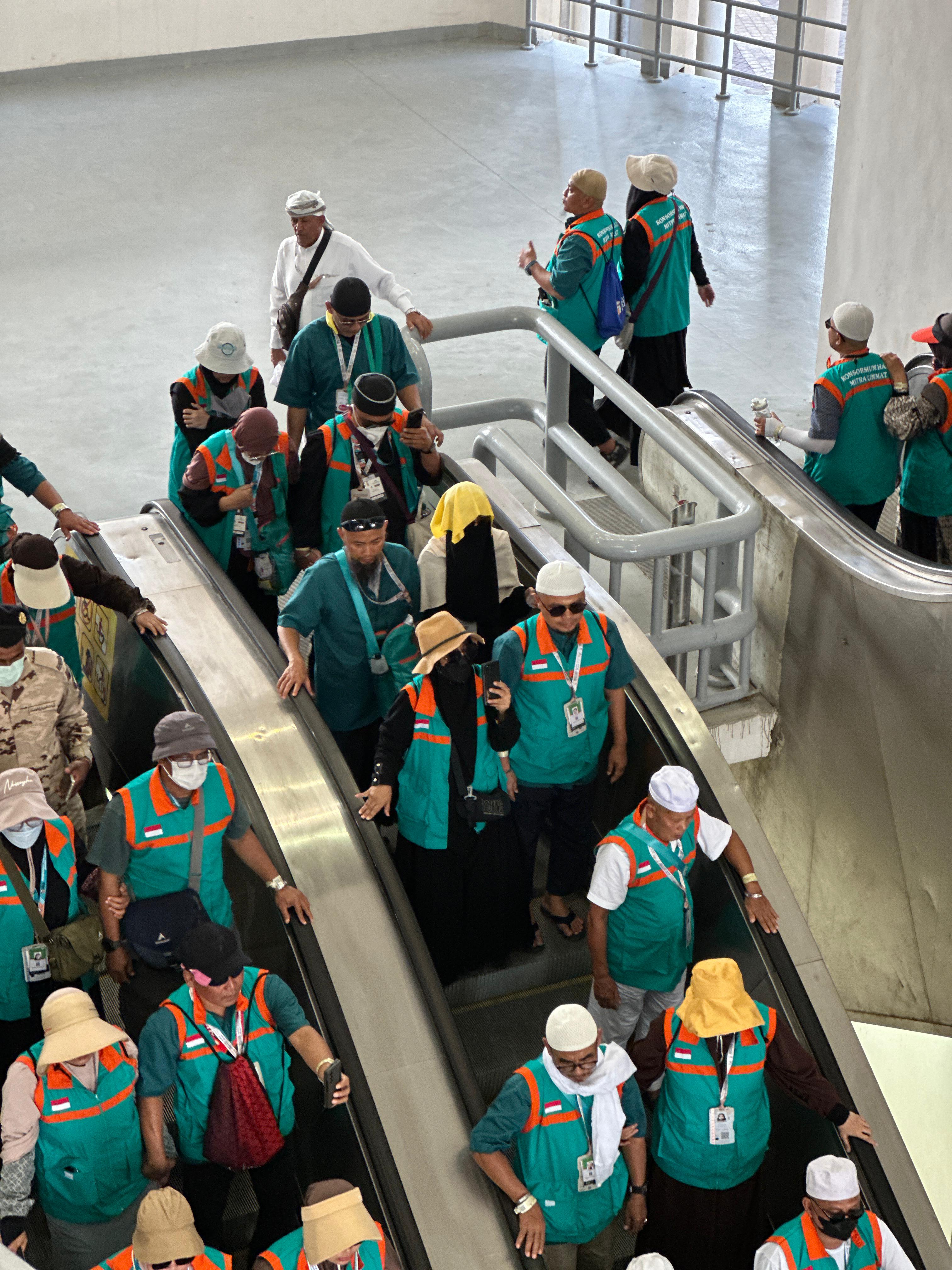 Petugas Medina Mitra Wisata mendampingi jemaah