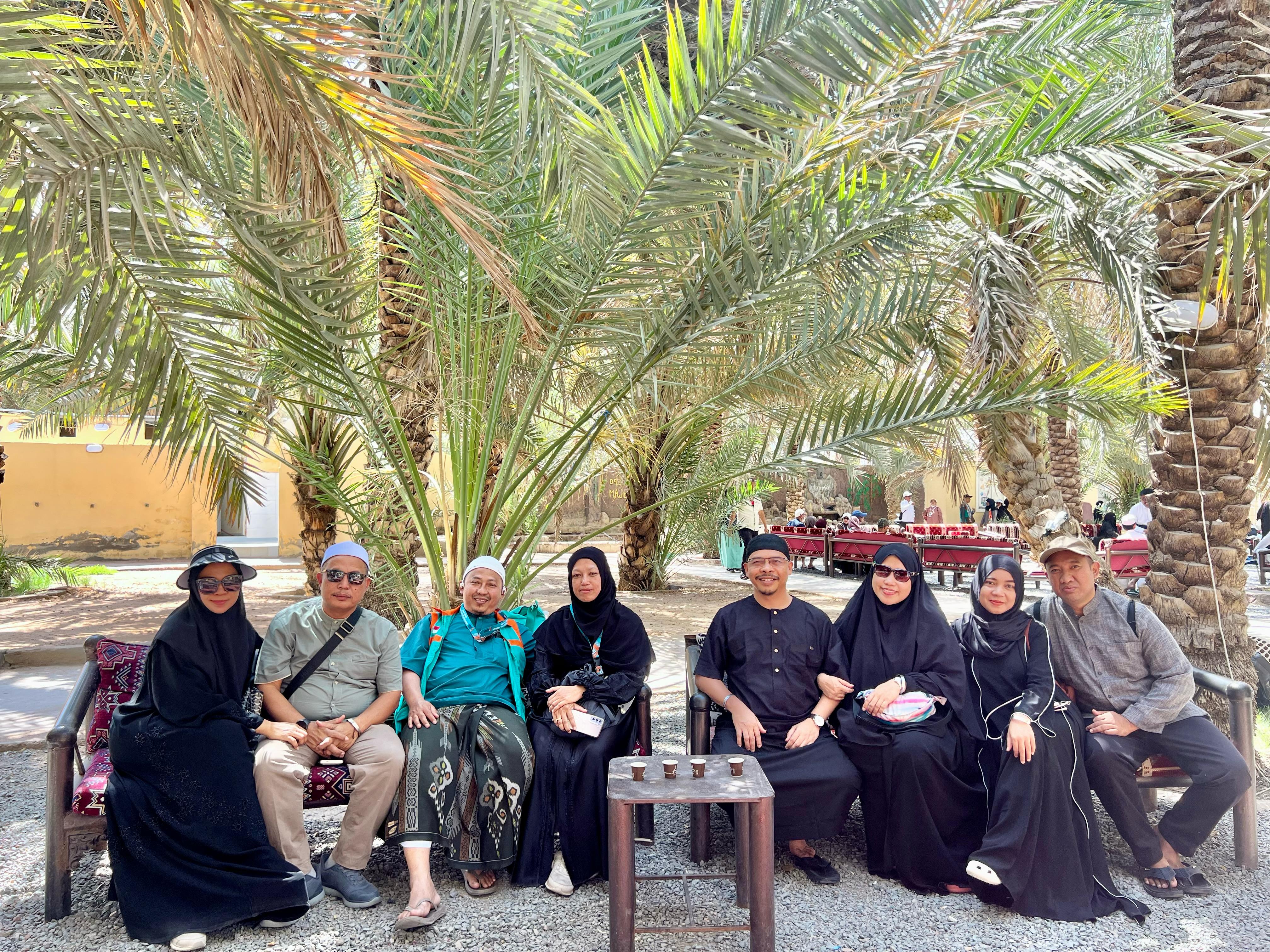 Jemaah Medina Mitra Wisata di kebun kurma